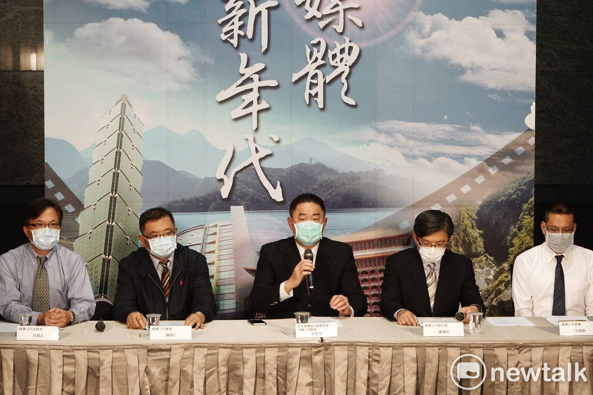 錢櫃今日召開記者會，執行長連福財(右2)表示，目前仍在調查當中，檢方已將相關物證帶回調查。 圖 : 張良一/攝
