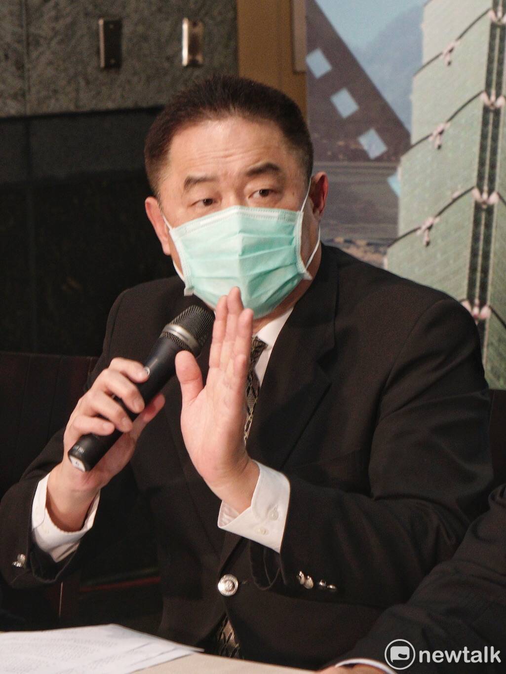 錢櫃董事嚴智徑表示，董事長今強調自己非常傷痛，並期待盡速釐清事故原因，盼傷者早日康復。 圖 : 張良一/攝