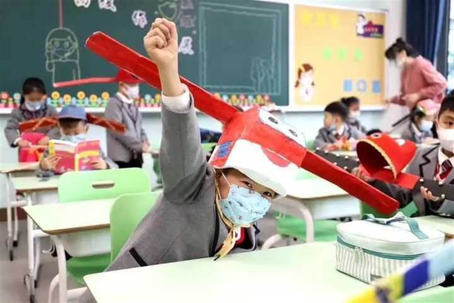 中國學生自製帽子保持社交距離(示意圖)。 圖：翻攝自新浪微博