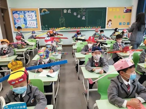 網民們看完圖片後笑翻，紛紛戲稱「有百官上朝的既視感」。 圖：翻攝自新浪微博