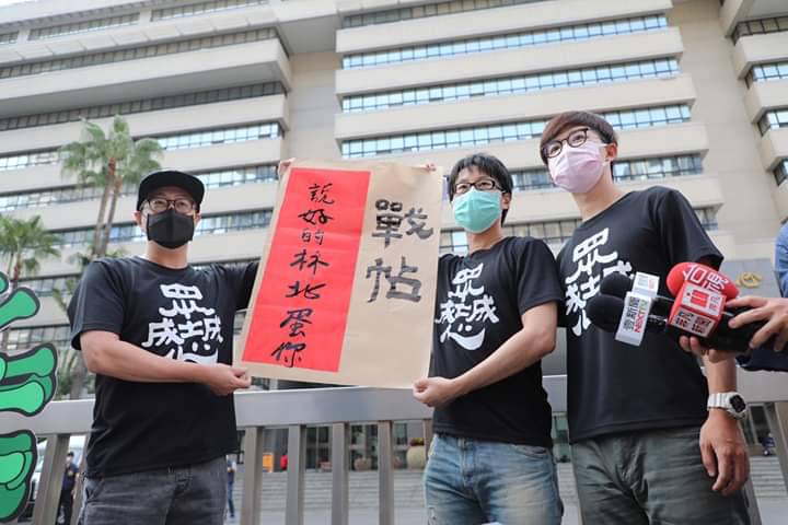 尹立(左)、陳冠榮(中)到市府向韓國瑜下戰帖。 圖：翻攝Wecare高雄臉書