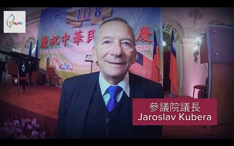 今年1月驟逝的捷克參議院議長柯佳洛，去年出席我國國慶酒會，因為承諾訪台而遭中國威脅。 圖：翻攝捷克代表處國慶影片