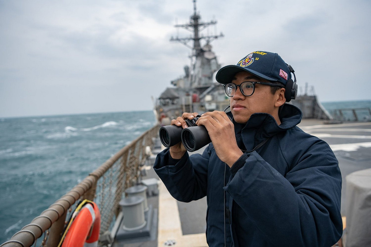 2020年4月23日，美國導彈驅逐艦貝瑞號在常規海峽航行期間越過台灣海峽時，海軍士兵站在機艙外監視。 圖：翻攝自美國太平洋艦隊臉書/Samuel Hardgrove