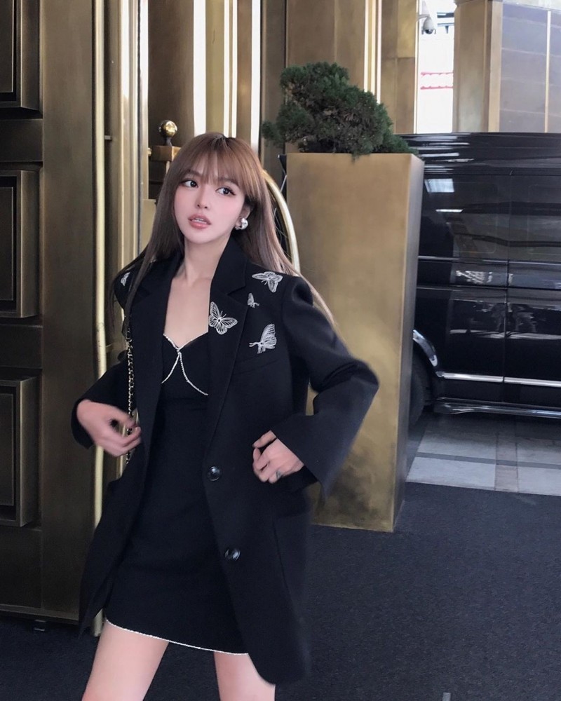 周揚青推出「蝴蝶系列」服飾熱賣，這3天內的營收就達到450萬人民幣（約台幣1900萬元） 圖：翻攝周揚青Instagram