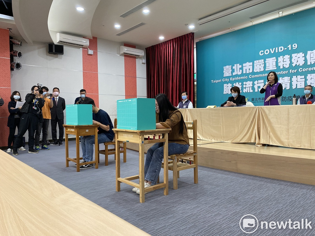 今年國中會考因應防疫，現場將發用餐隔板供學生用餐時使用。 圖：周煊惠 / 攝