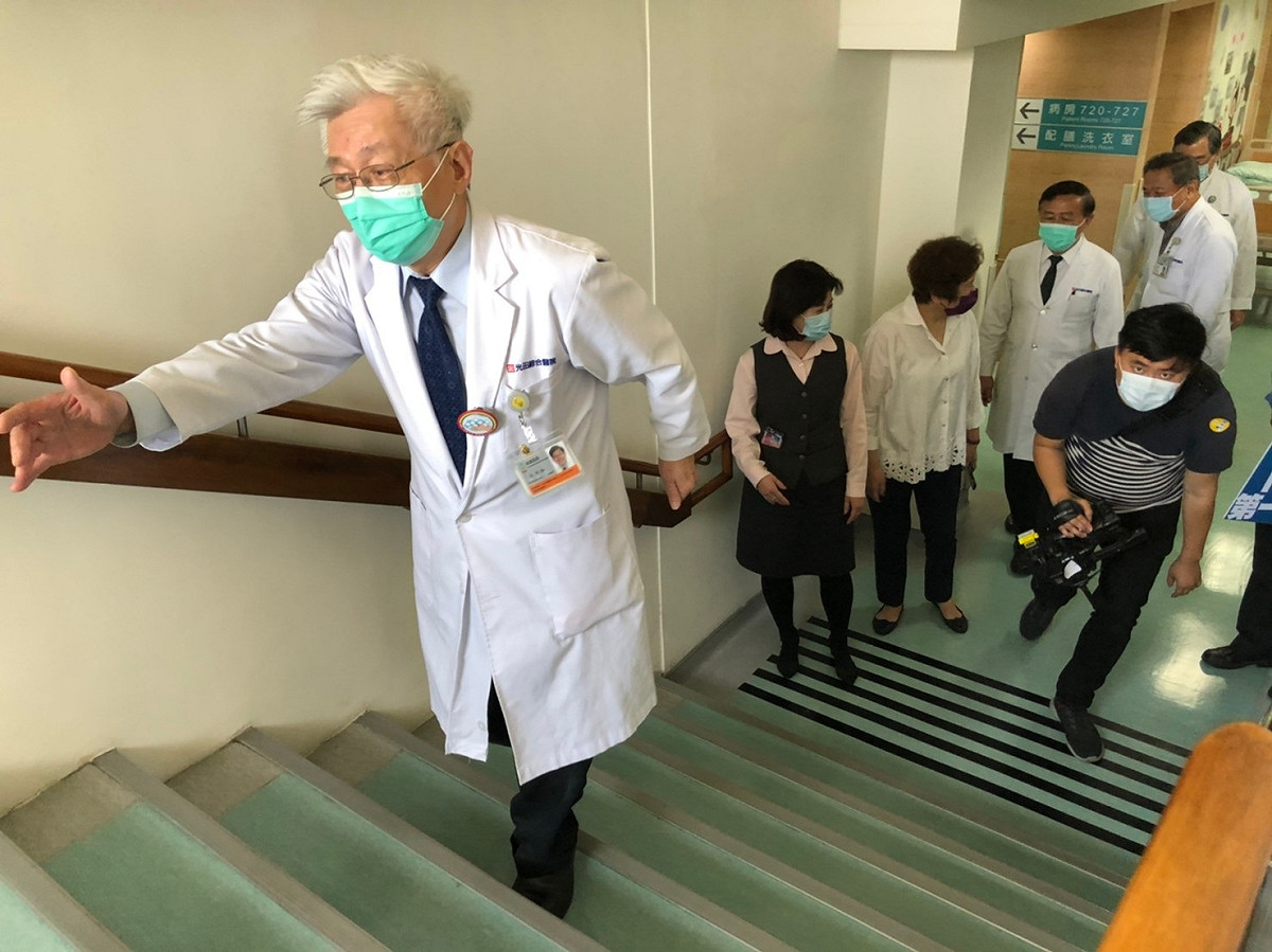 光田綜合醫院響應發起全院募集萬片口罩，愛心健促爬梯挑戰，總院長王乃弘(左)率響應。 光田綜合醫院/提供