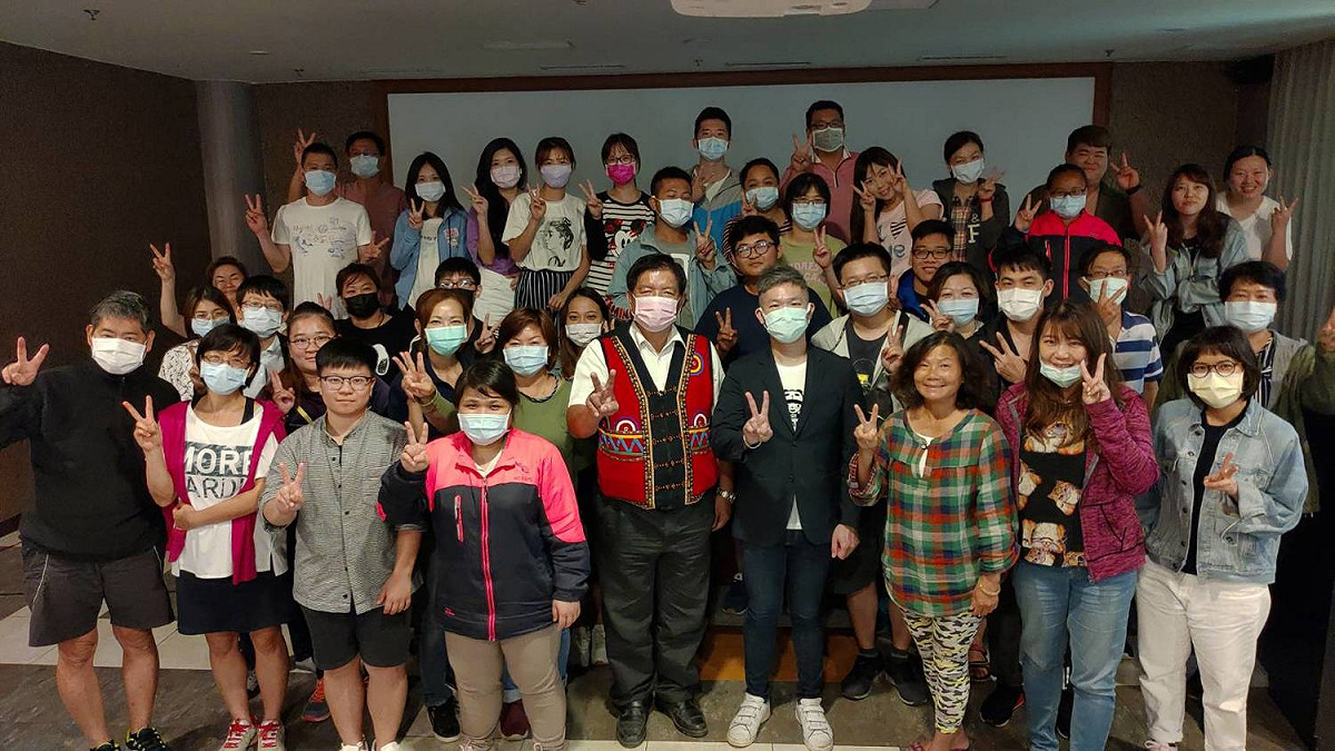 牡丹鄉長潘壯志(前排中)向KLOOK台灣資深市場行銷總監林耀民(前排右四)說，盼透過KLOOK的平台流量，將牡丹鄉的旭海溫泉體驗、獵人學校課程、排灣古謠舞蹈學習、食農教育內容與古道秘境等優質元素，推廣出去 照片提供/屏東縣觀光協會