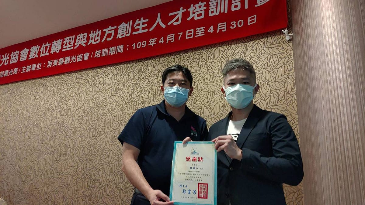 屏東縣觀光協會總幹事張福生(左)與策展人黃耀寬，致贈感謝狀予KLOOK台灣資深市場行銷總監林耀民(右) 照片提供/屏東縣觀光協會