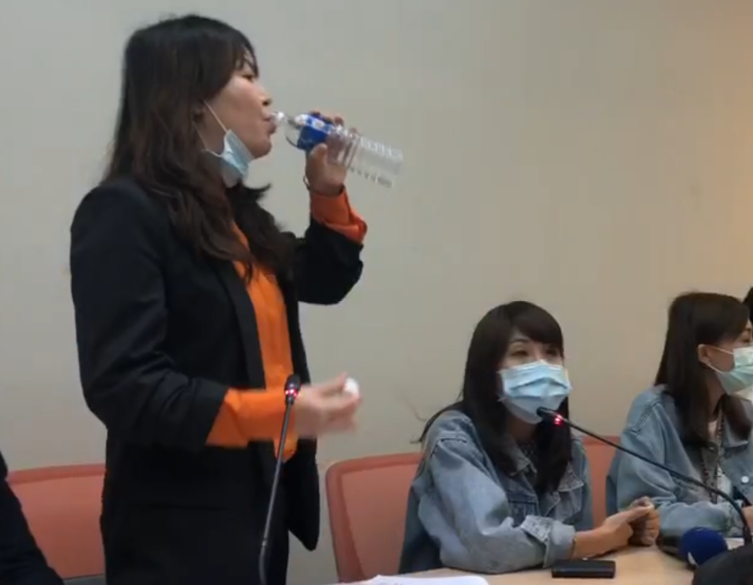 高雅鈴把水神打開喝下肚。 圖：陳佩君翻攝