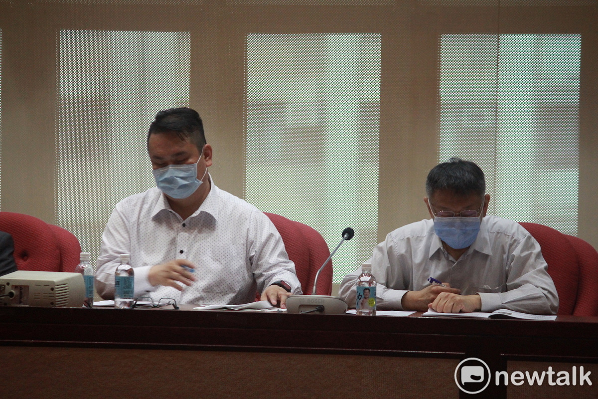 台北市長柯文哲（右）、國民黨議會黨團書記長陳重文（左）。 圖：周煊惠 ／攝