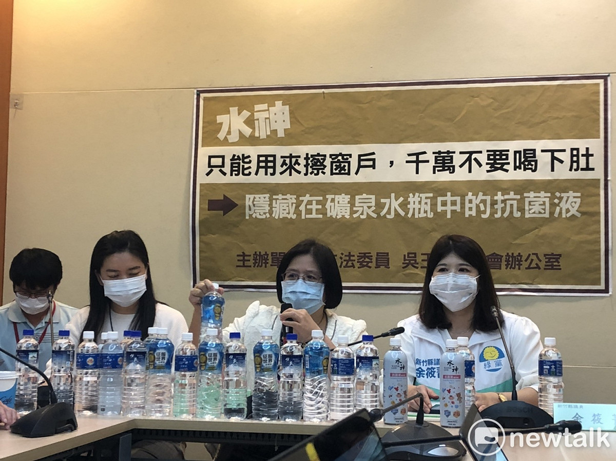 吳玉琴召開記者會，提醒民眾別喝下肚，未料水神業者出面踢館。 圖:陳佩君/攝