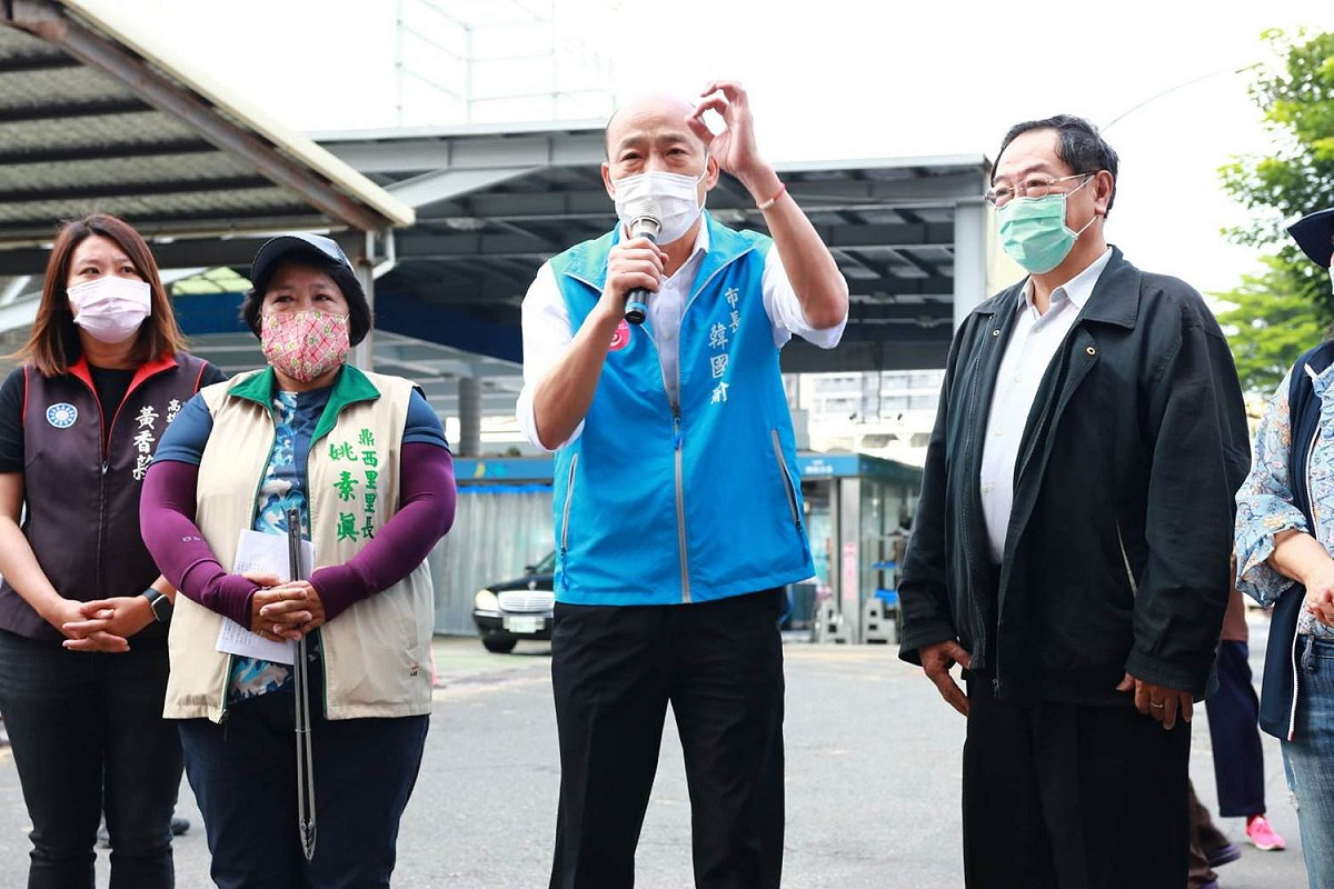 韓國瑜(右二)今再疑爆粗口，但市府否認。 圖:高雄市政府提供（資料照片）