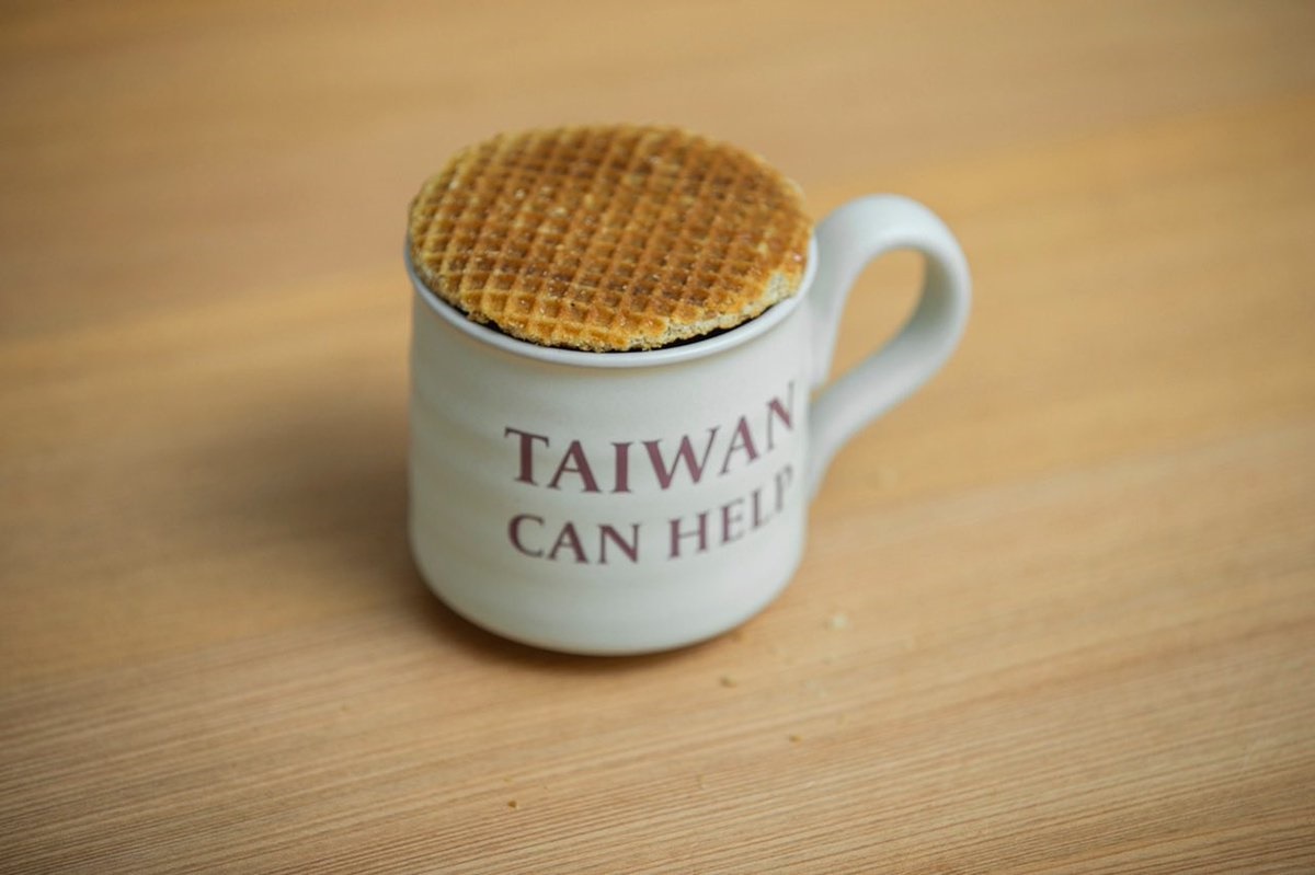 總統蔡英文29日在臉書貼出荷蘭焦糖煎餅與「Taiwan can help」杯子 圖：蔡英文臉書