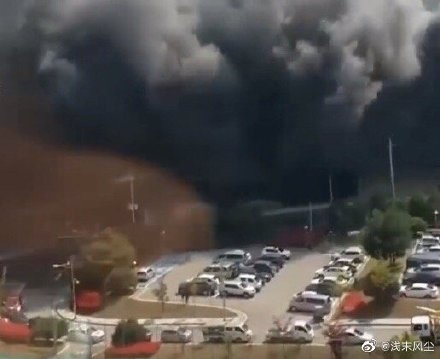 韓國京畿道利川市一處物流倉庫今天發生大火，現場濃煙蔽天。 圖 : 翻攝自微博
