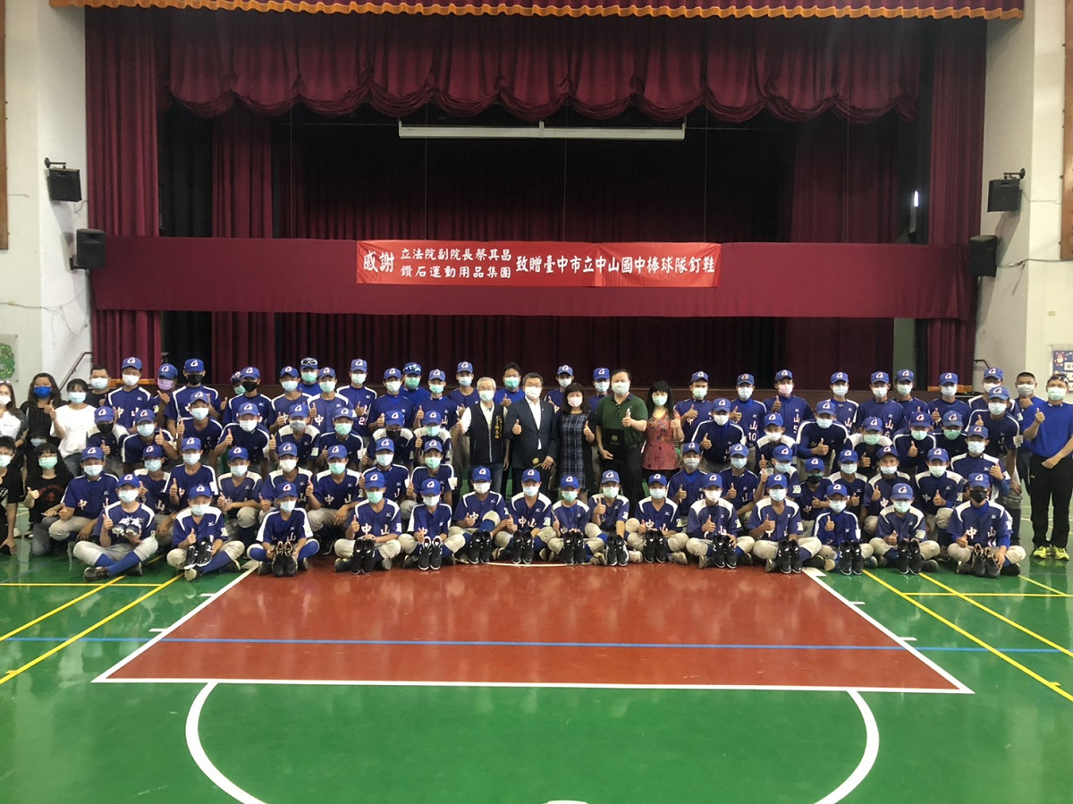 蔡其昌與中山國中棒球隊員合影留念。 蔡其昌辦公室/提供