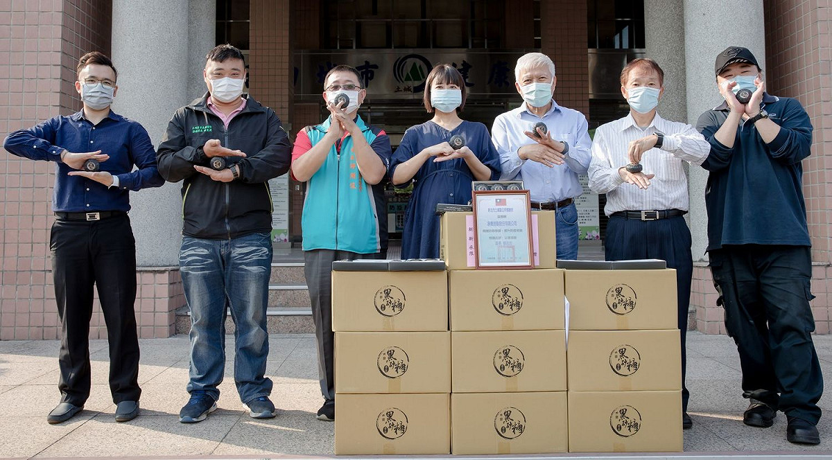 新北市議員江怡臻（中）、三峽承德油脂公司捐「黑砂糖防疫香皂」給土城區公所，區長楊志宏（右三）代表接受。  圖：江怡臻提供