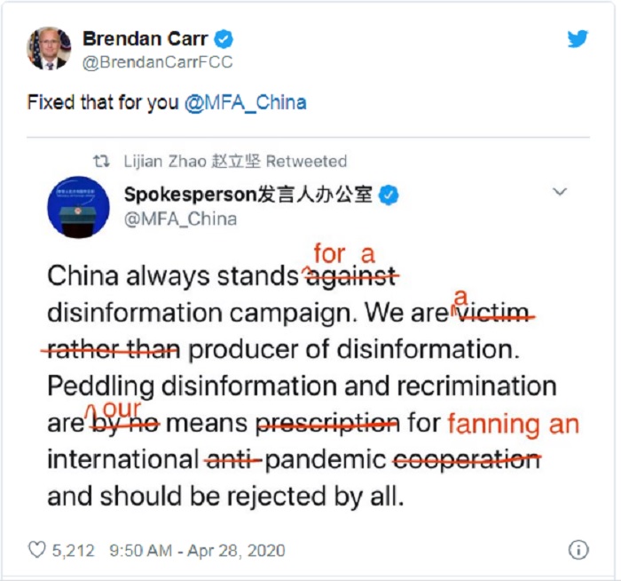 美國共和黨籍聯邦通訊委員會委員卡爾在推特上用紅筆狠改中國外交部發言人耿爽的「不實」推文。 圖：翻攝Brendan Carr推特