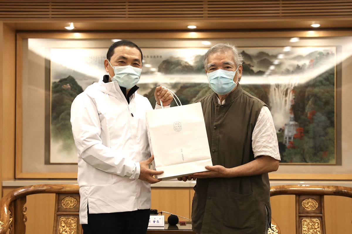 新北市長侯友宜致贈感謝狀及紀念品予愛鄉護農會會長許書訓。  圖：新北市農業局提供