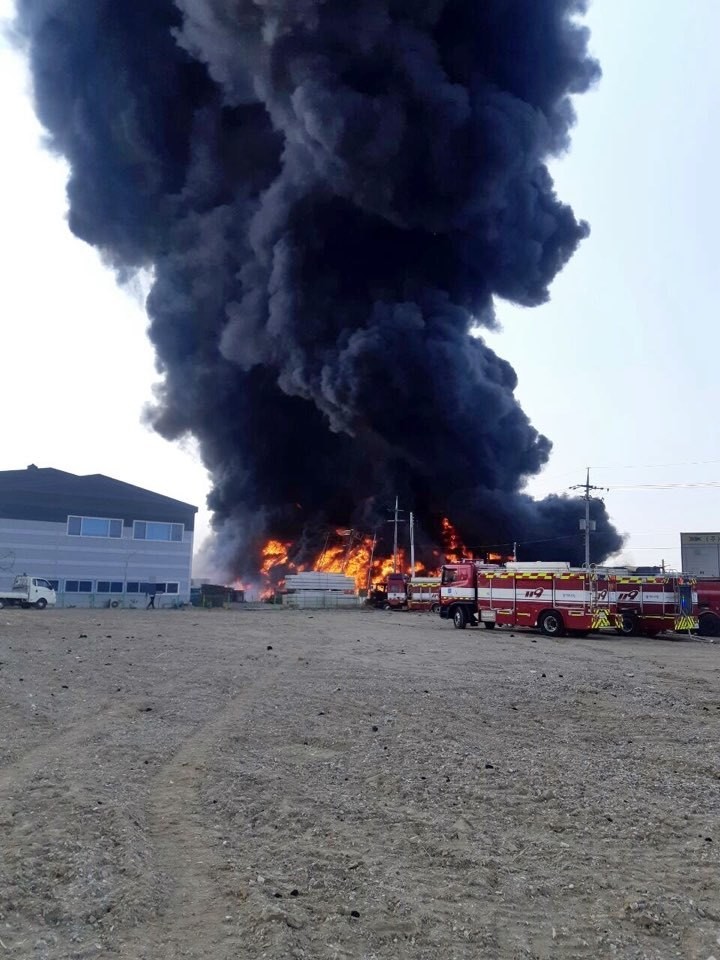 韓國京畿道利川市物流倉庫大火，濃煙竄升，目擊者還聽到多次爆炸聲響。 圖：翻攝自hani.co.kr/韓國京畿道消防本部