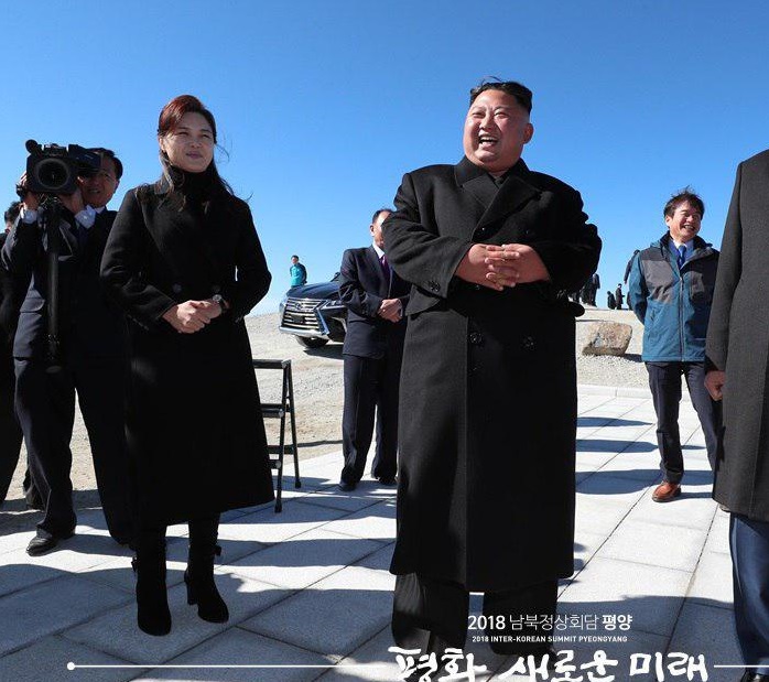 朝鮮最高領導人金正恩（右）神隱超過半個月，引起外界多方揣測。 圖：翻攝自韓國青瓦臺臉書