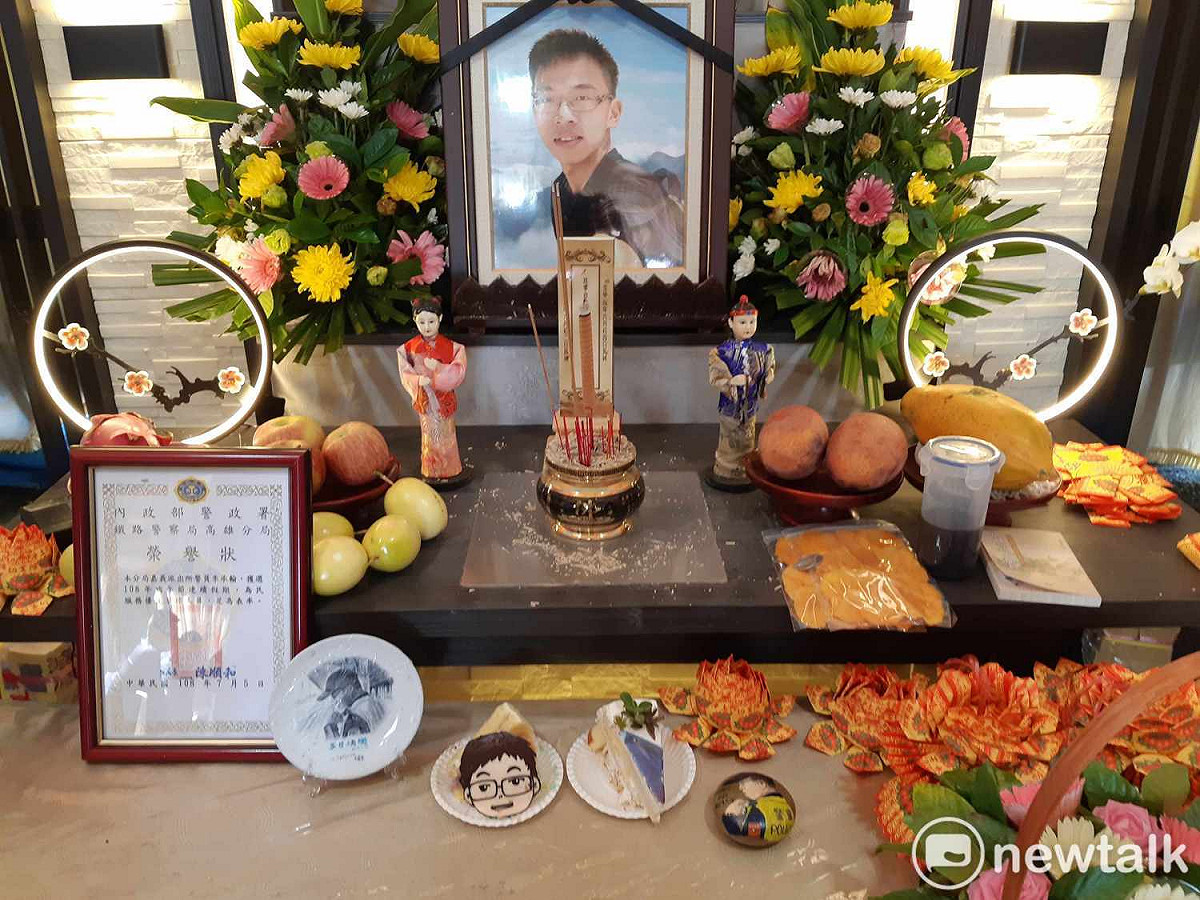 李承翰靈前擺放鐵路警察局頒發的榮譽狀，今天嘉義地方法院判決兇手無罪，格外令人感到心痛。 圖：新頭殼資料照片，蔡坤龍/攝