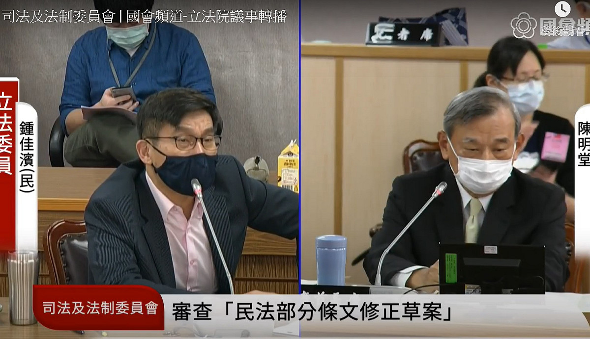 民進黨立委鍾佳濱質詢民法成年下修18歲的法律牽連層面。 圖：擷取自國會頻道