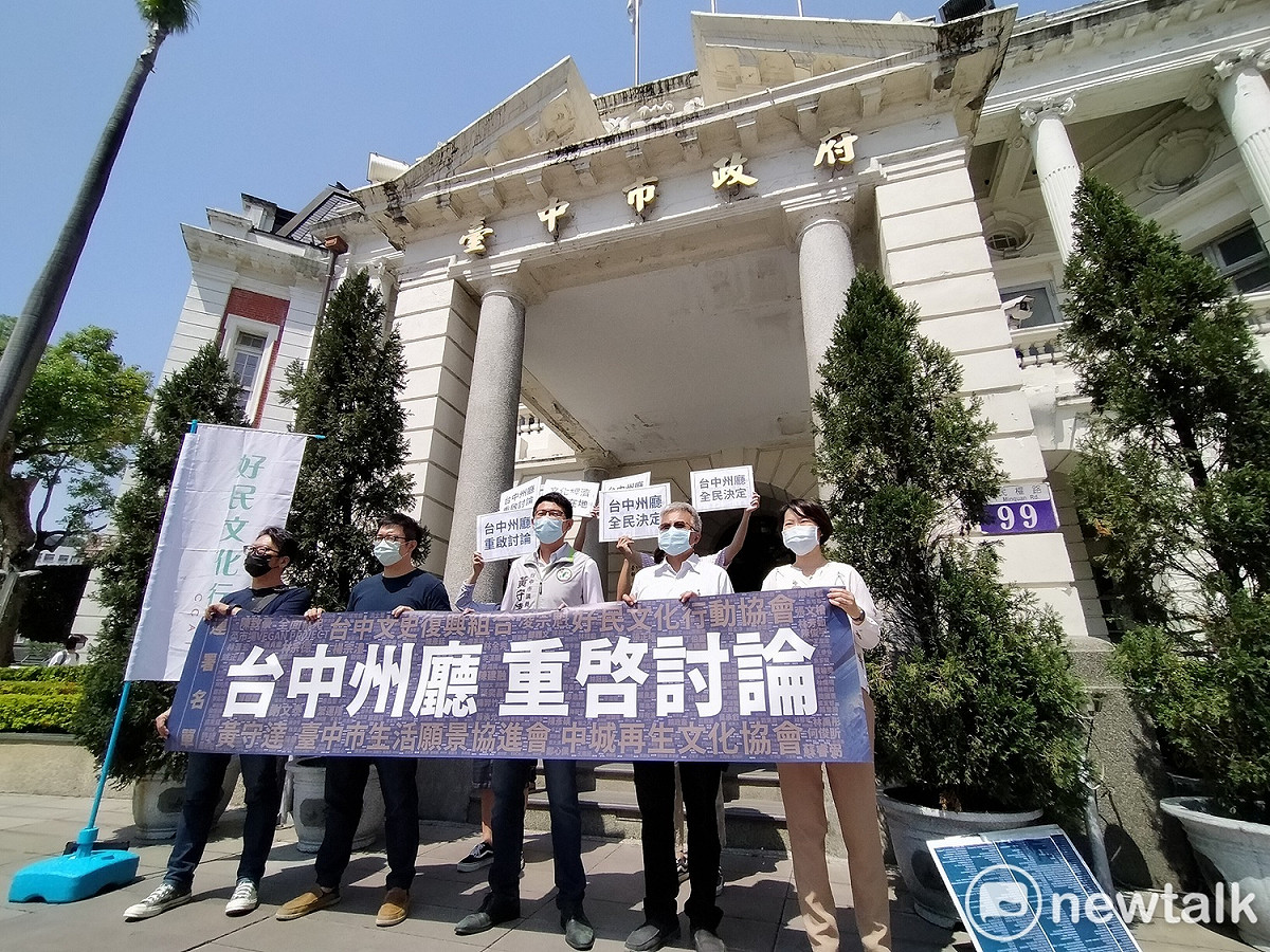 台中市議員黃守達等人要求台中州廳重啟討論。 唐復年/攝
