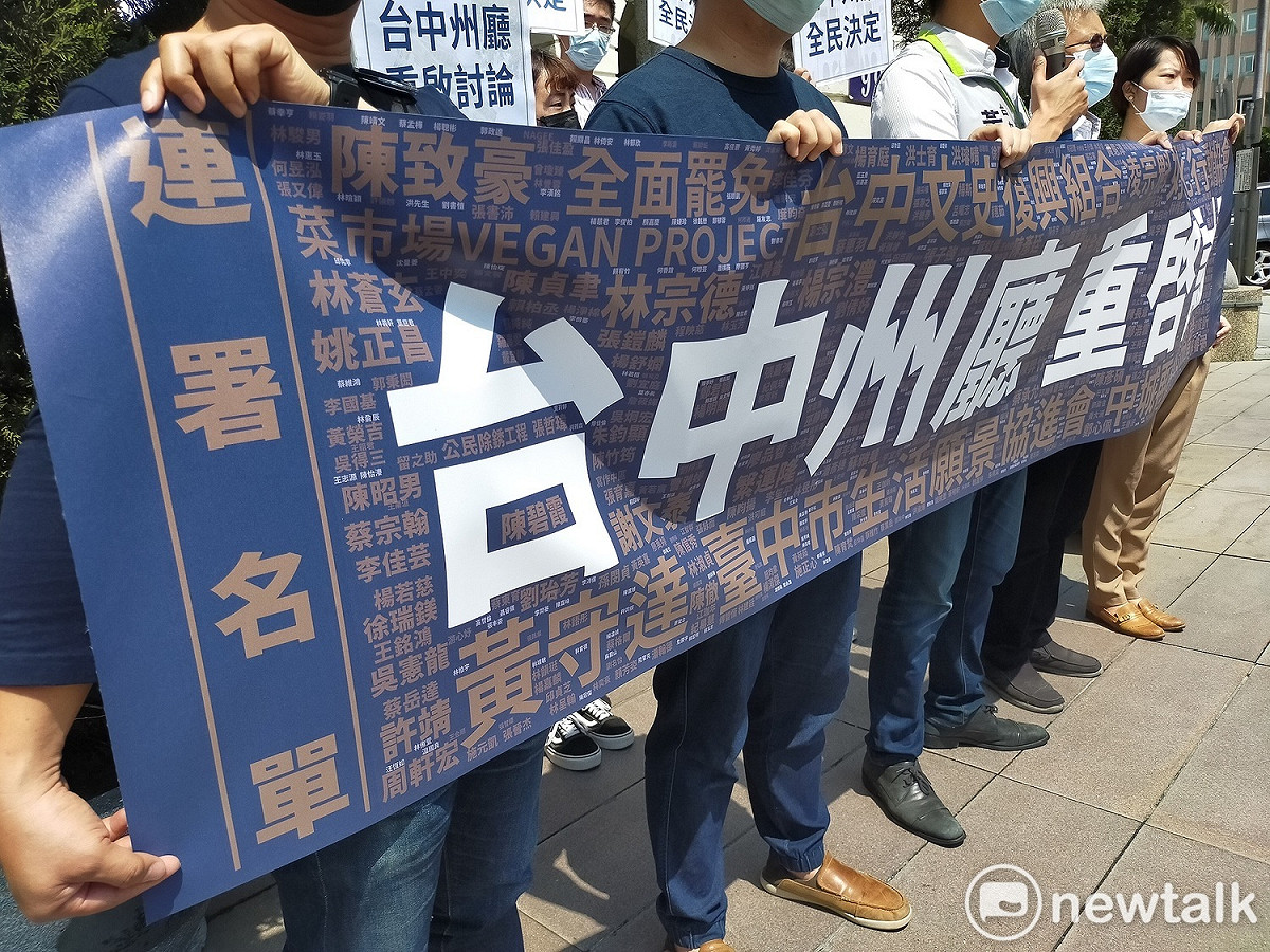 布條上有全體連署者的真實姓名。 唐復年/攝