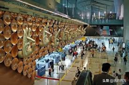 印度機場管理局昨天已向各大機場發出全國封鎖5月3日結束後的營運詳細指導方針，將分階段取消對國際和國內航班客運的限制，但機場容納量可能僅達30%，以維持社交距離。 圖 : 翻攝自微信/ 頭條號