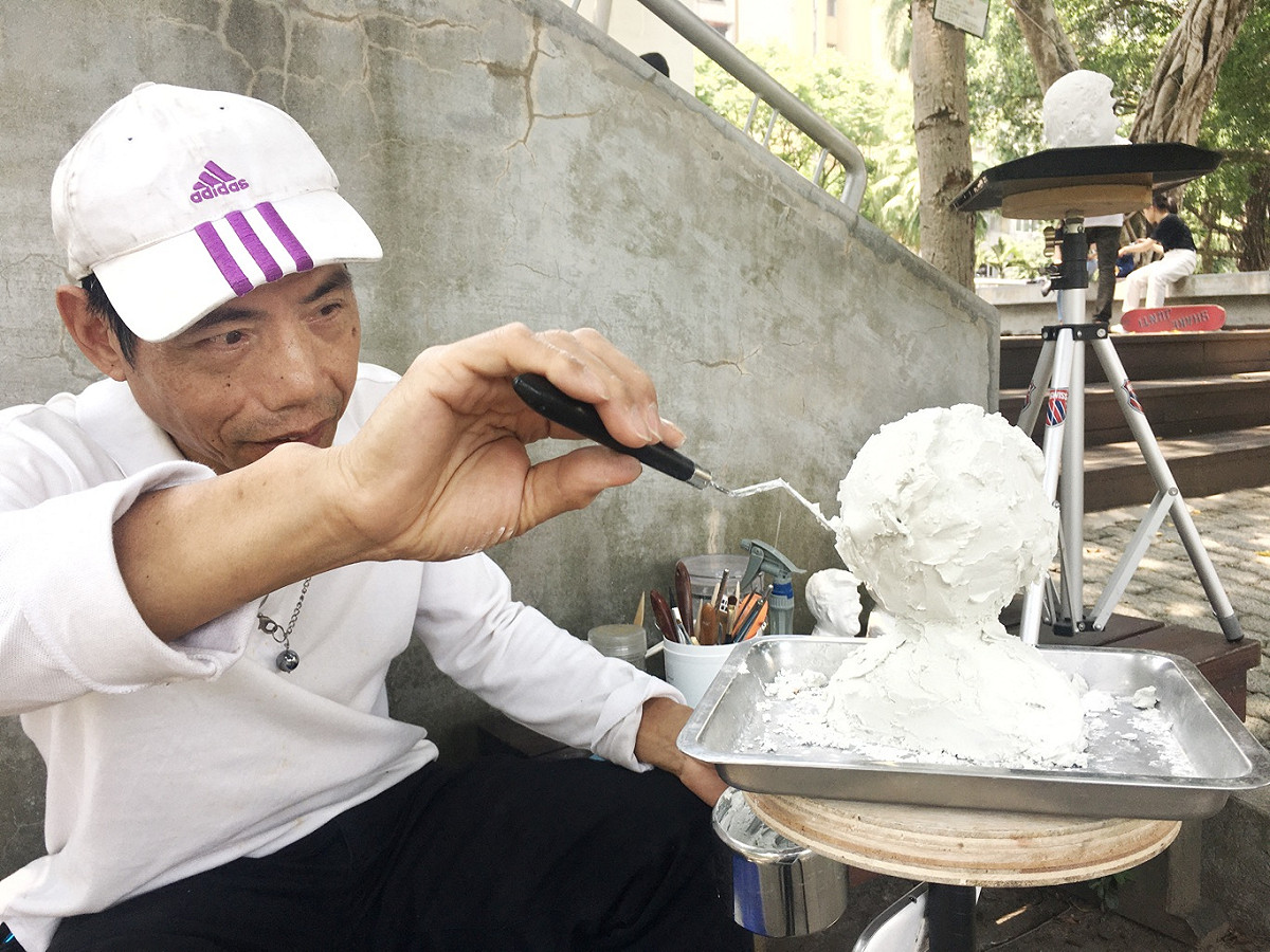 趙再添的專業是塗水泥作，但是他也喜愛美術，他結合他的專業與興趣，工作之餘藉由雕塑表現他的想法。 圖：張良一/攝