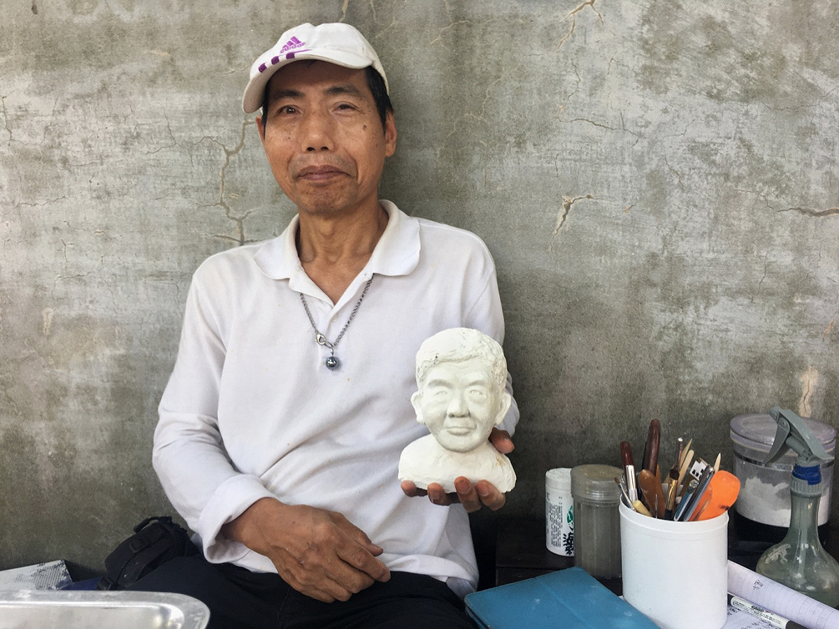 趙再添和他的陳時中雕塑作品。 圖：張良一/攝