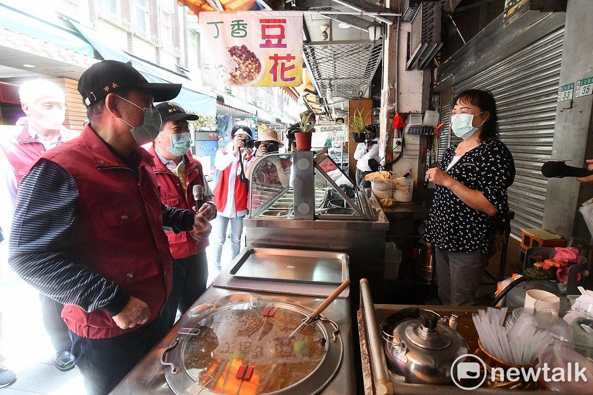 侯友宜視察金山老街防疫情況。 圖：林昀真／攝