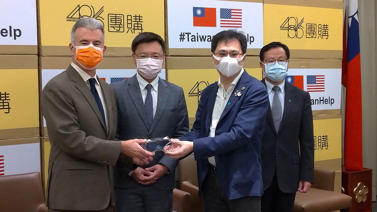 486先生捐贈護目鏡，裴德禮表達感謝。 圖:陳佩君/攝