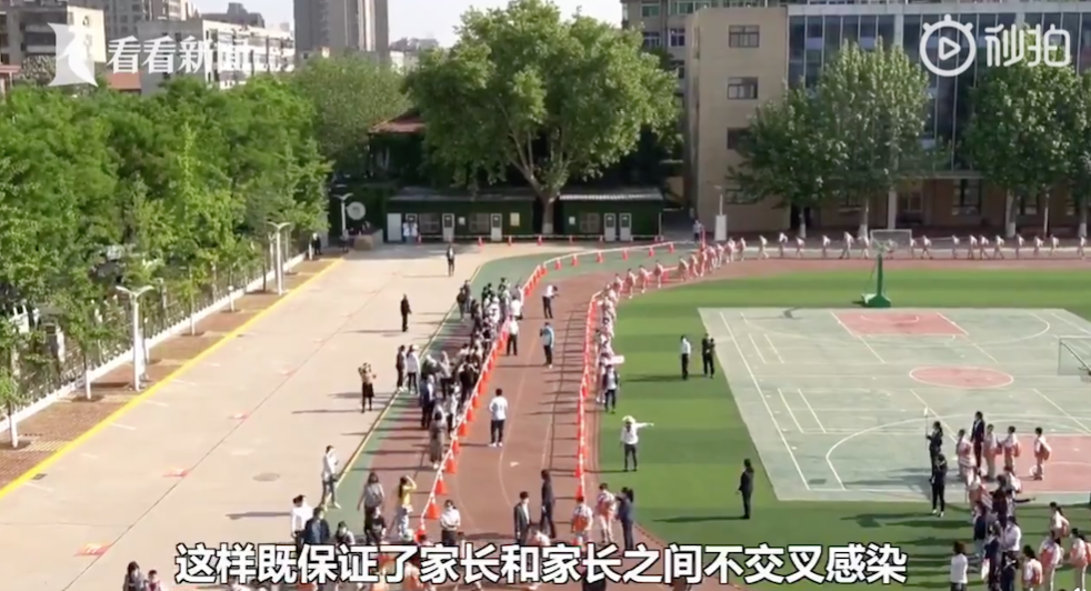 日前中國一所小學的放學接孩子的模式引起網路熱議。 圖：翻攝自微博
