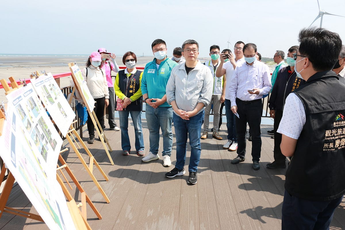 蔡其昌、施志昌等人率相關單位會勘大安濱海「綠光森林」計畫。 圖：蔡其昌辦公室/提供