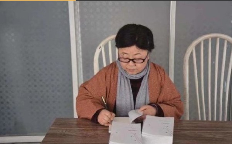 湖北大學文學教授梁艷萍因支持中國作家方方的武漢封城日記，遭到中國極端民族主義者「文化大革命」式的批鬥。 圖：翻攝自微博