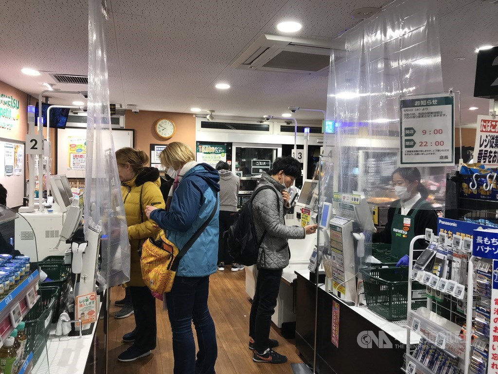 這起工安意外造成1死2傷，市長鄭文燦第一時間指派交通局長劉慶豐與勞檢處立即前往現場掌握情況，並下令「勒令停工、客觀調查、從嚴處分、工安第一」原則處理，務必釐清工地坍塌的真正原因 圖/中央社