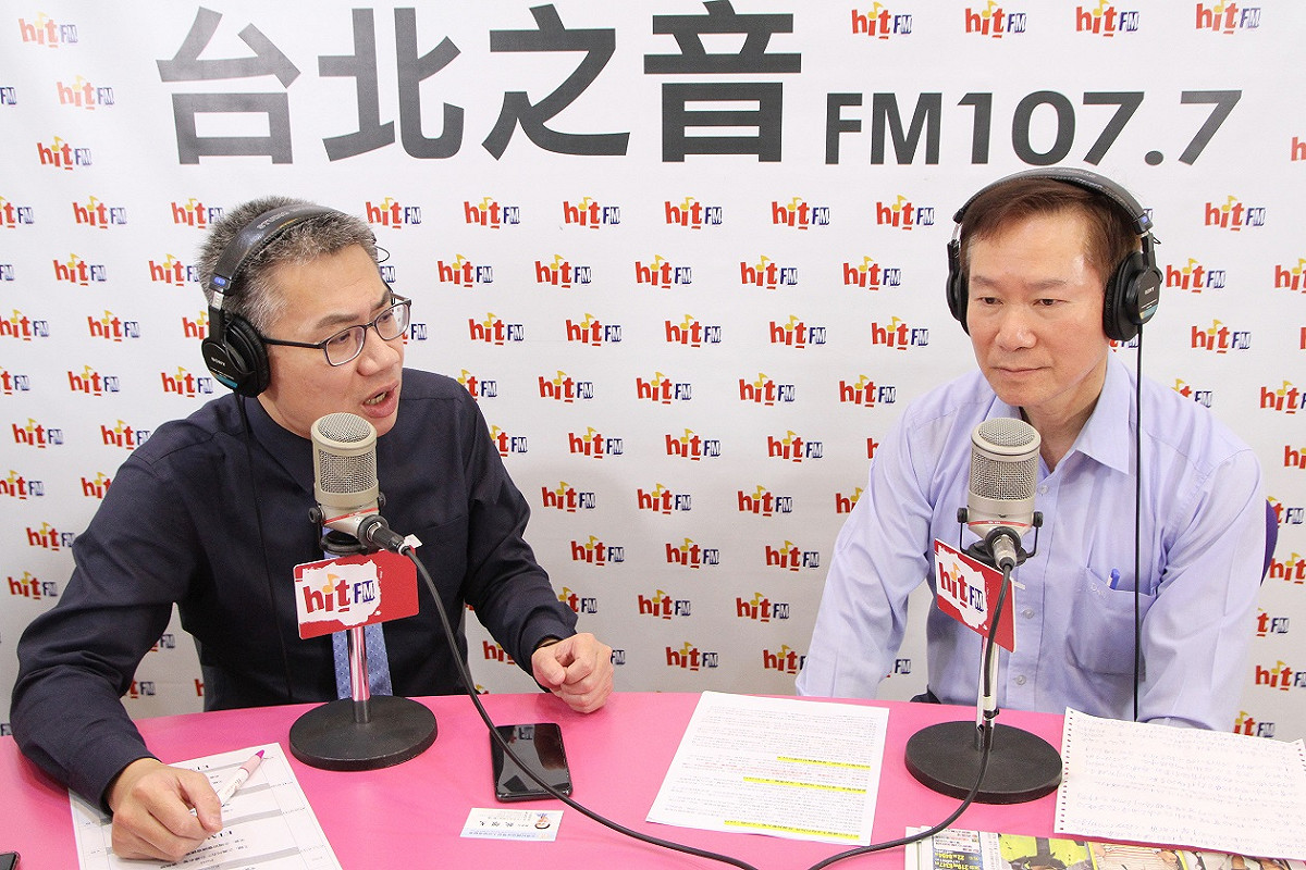 名嘴羅友志(左一)今(1)日上午專訪全國退警總會總會長耿繼文(右一)。 圖：Hit Fm《羅友志嗆新聞》製作單位/提供