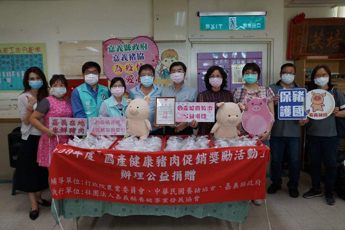 嘉義縣養豬事業發展協會今天捐贈大批香腸給嘉義市腦麻協會，全國模範獸醫師林珮如也捐出獎金。 圖：嘉義市腦麻協會/提供