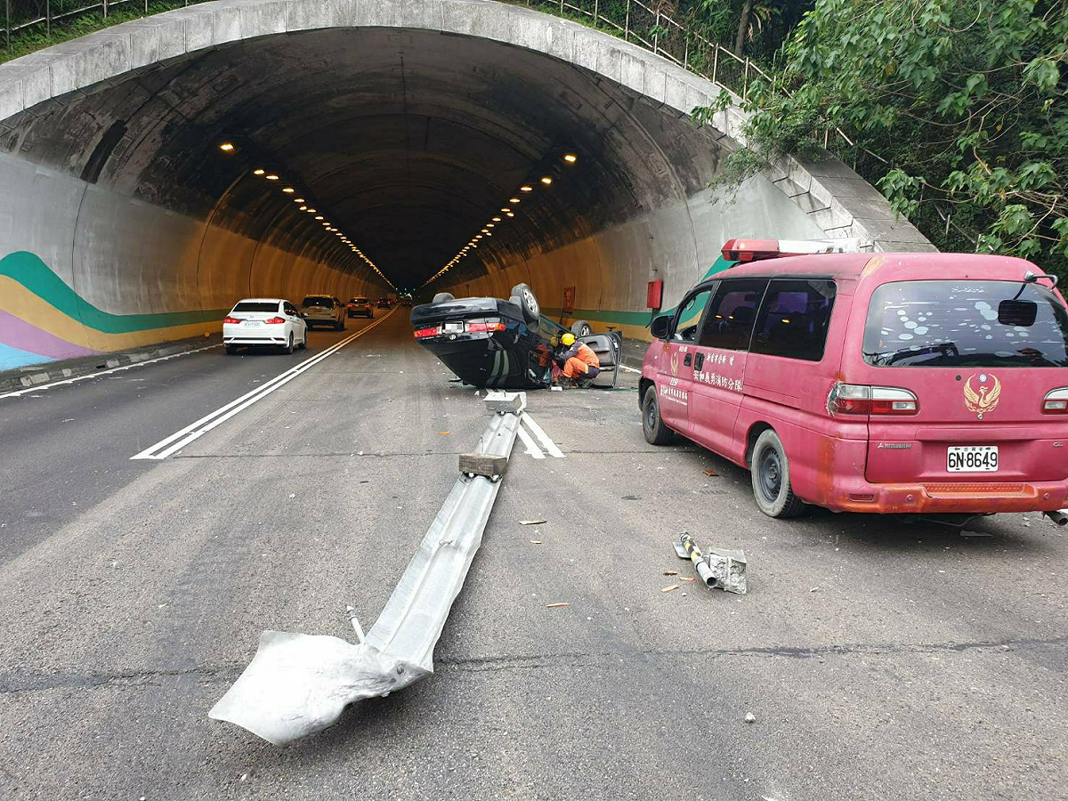 國道三號北上28.4公里，近新店隧道口1輛自小客車翻覆。 圖：新北市政府消防局/提供