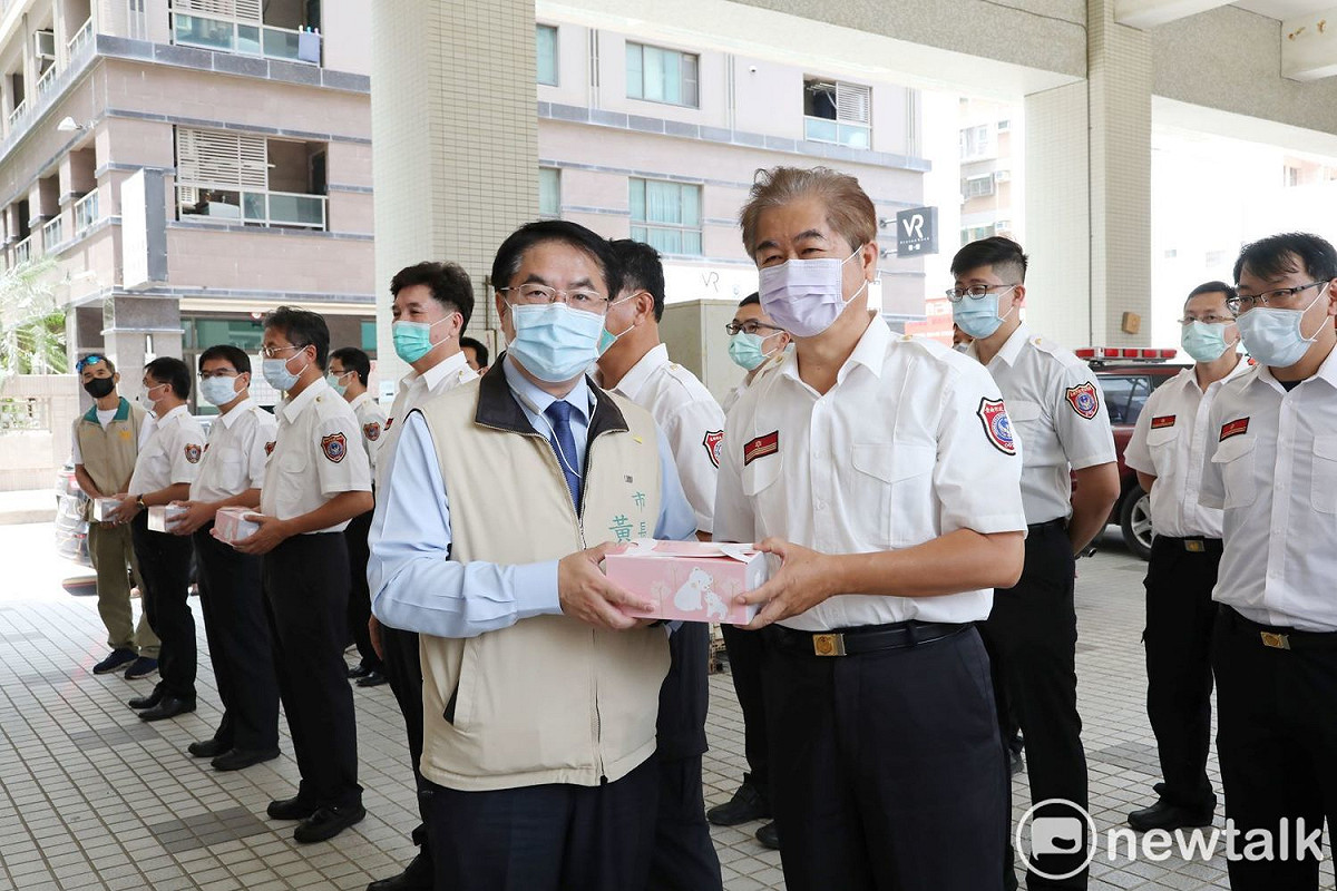 台南市長黃偉哲感謝消防同仁在防疫期間的付出，率台南市義勇消防總隊總隊長黃崇銘以及總隊幹部，準備了甘本堂的餐盒前往慰問消防同仁的辛勞。 圖：黃博郎／攝