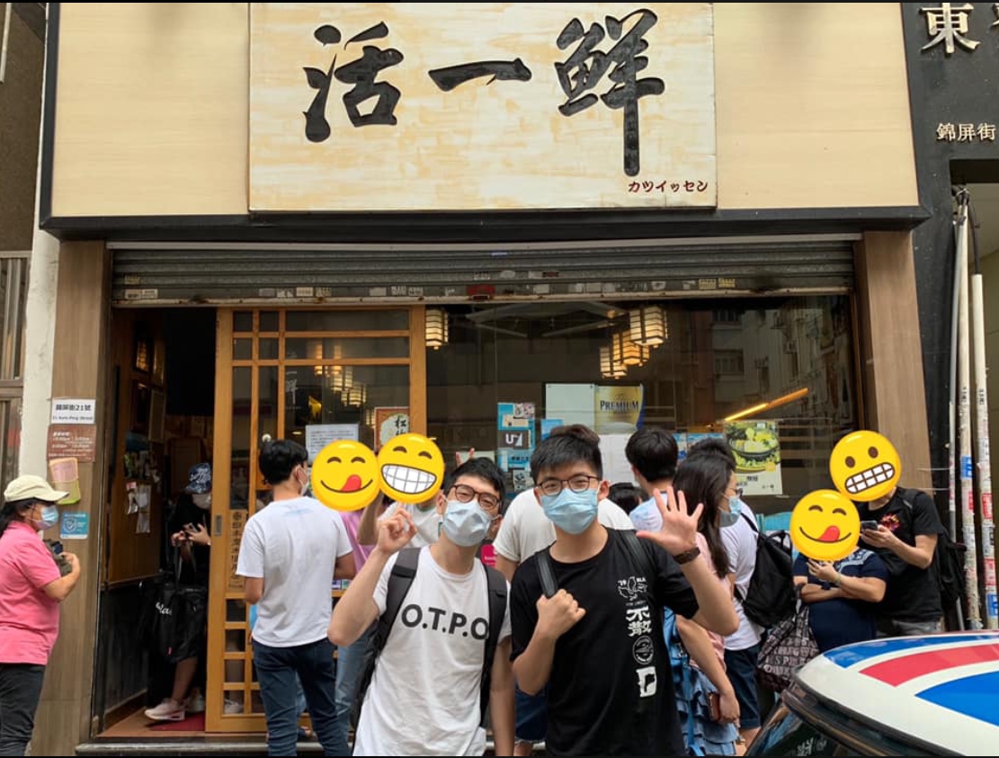 「黃色經濟圈」運動，呼籲港人集結力量，「撐」黃店經濟。「香港眾志」秘書長黃之鋒也現身響應。 圖：翻攝自黃之鋒Joshua Wong臉書