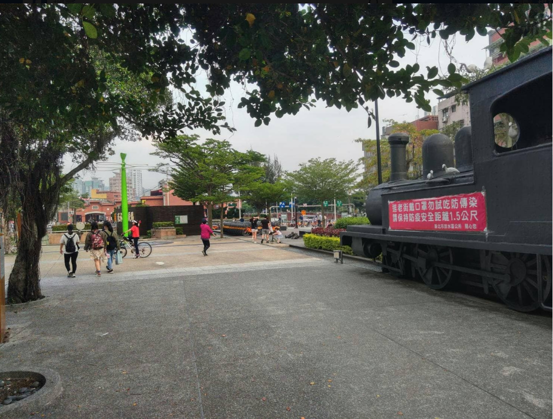 「1968」App指出淡水老街及週邊為「人潮略多」的黃燈，洪孟楷貼出照片質疑「這樣算是人潮略多嗎？」 圖：翻攝自洪孟楷臉書