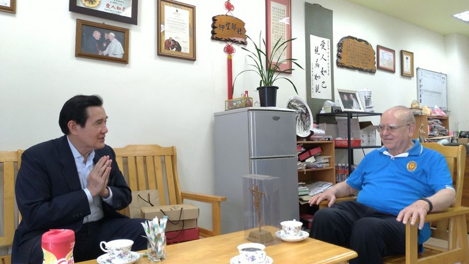 馬英九探視呂若瑟神父。 圖:馬英九臉書