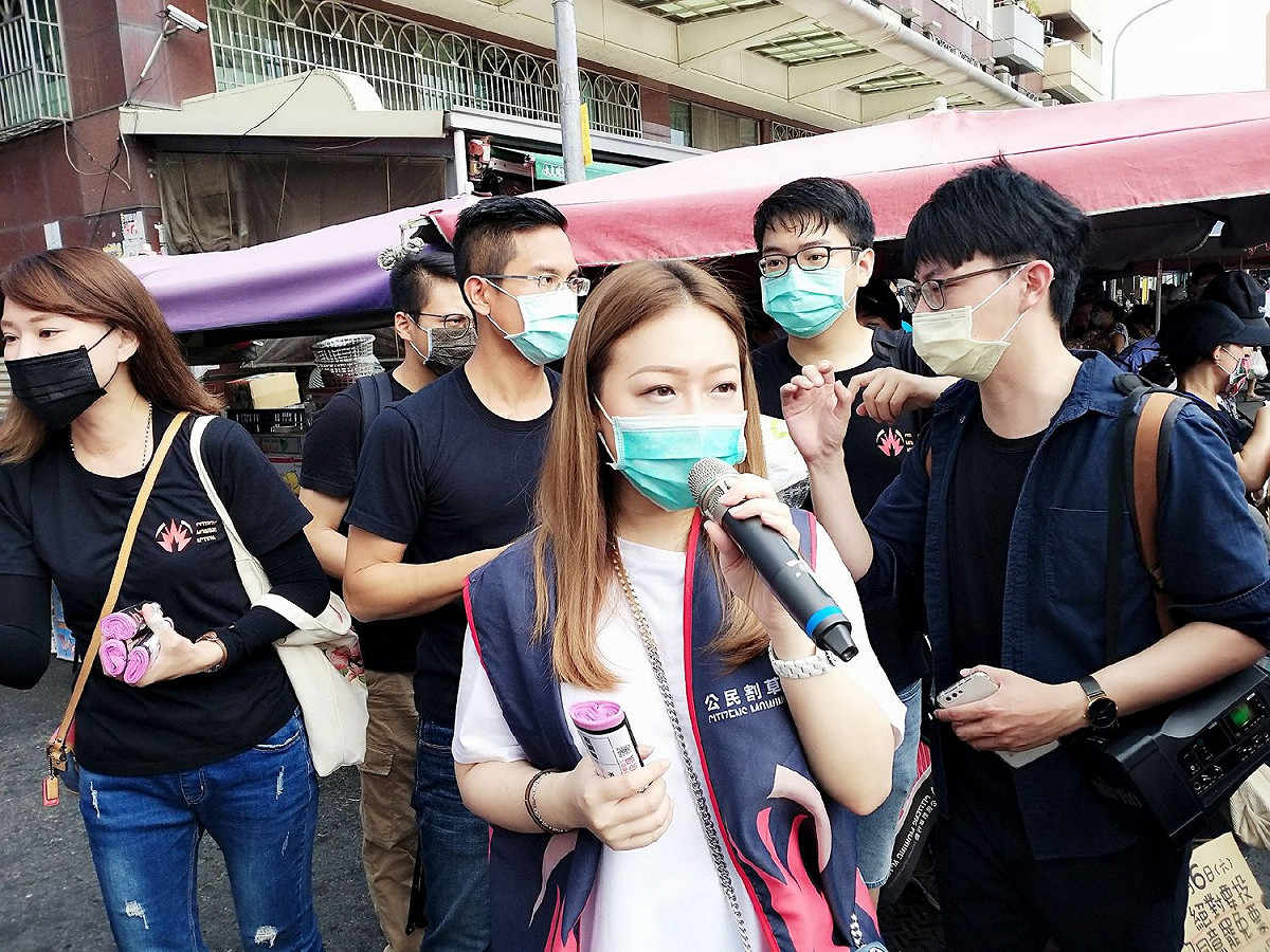 公民割草行動發言人李佾潔表示，今日帶著志工們親手發送一份份替市民朋友製作的罷韓垃圾袋，想要告訴大家，罷韓和出門丟垃圾一樣簡單，面對如此沒有下限的韓市府，需要市民們更加團結、理智、合作。 圖：翻攝自公民割草行動臉書