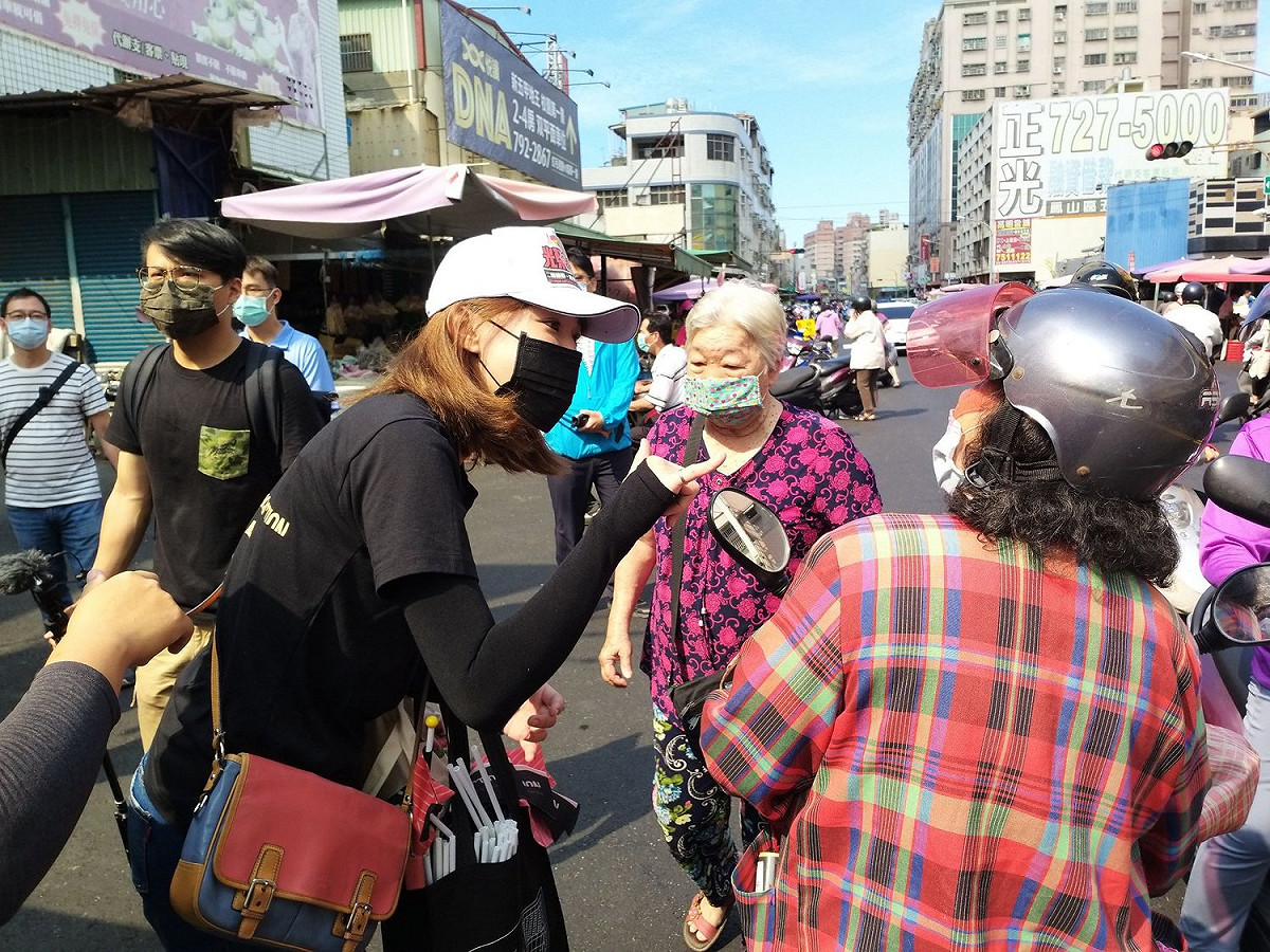 志工們向市民宣傳罷韓投票在6月6日舉行，號召大家一定要參與。 圖：翻攝自公民割草行動臉書