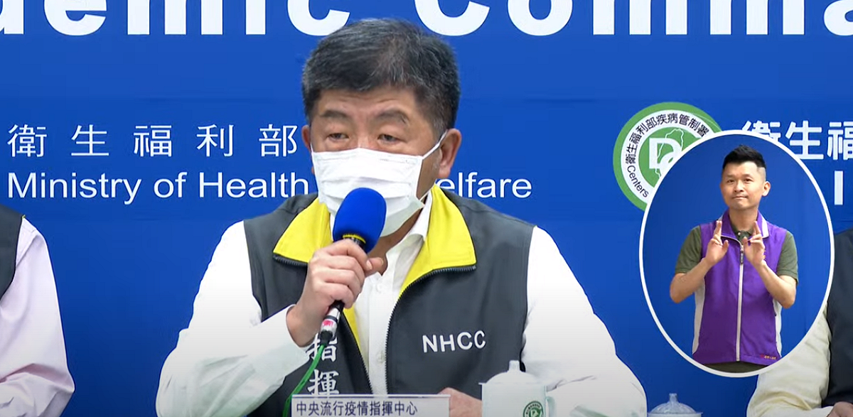 中央流行疫情指揮中心今 (2) 天表示，自4日零時起，自海外入境民眾，登機前除了應填寫「入境健康聲明暨居家檢疫通知書」，也須確認住處是否符合居家檢疫條件，以確保國內防疫安全。 圖：翻攝自 衛生福利部疾病管制署 直播畫面