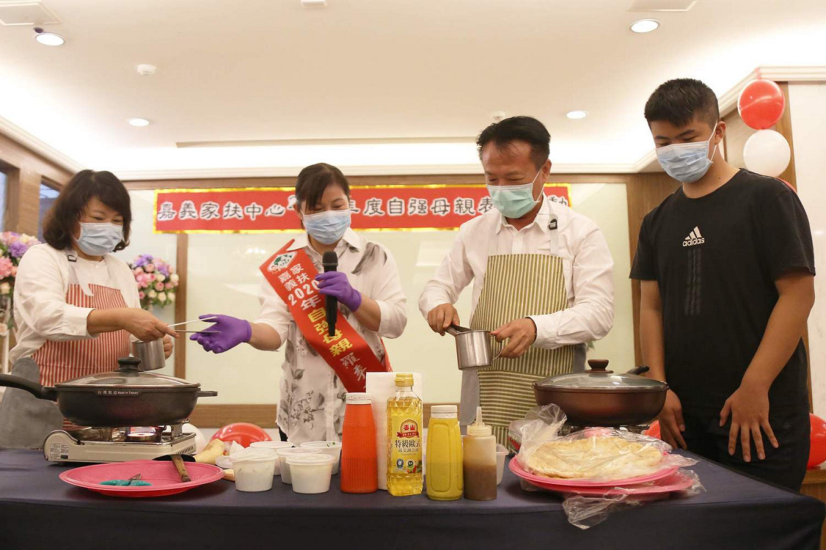 嘉義縣長翁章梁與嘉義市長黃敏惠同台展廚藝，向自強媽媽致敬。 圖：嘉義縣政府/提供