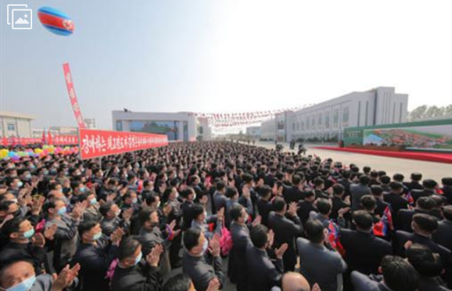 金正恩親臨工廠竣工典禮，台下群眾全都戴口罩。 圖／翻攝自Martyn Williams推特