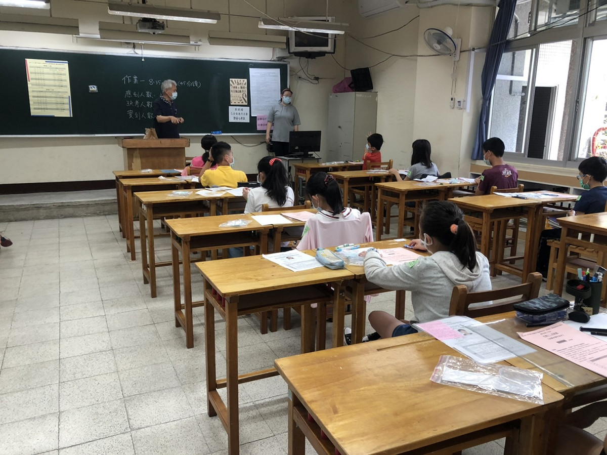 新北市國中學術資優鑑定複選評量的試場，都拉大考生座位距離，並已進行消毒。 圖：新北市教育局提供